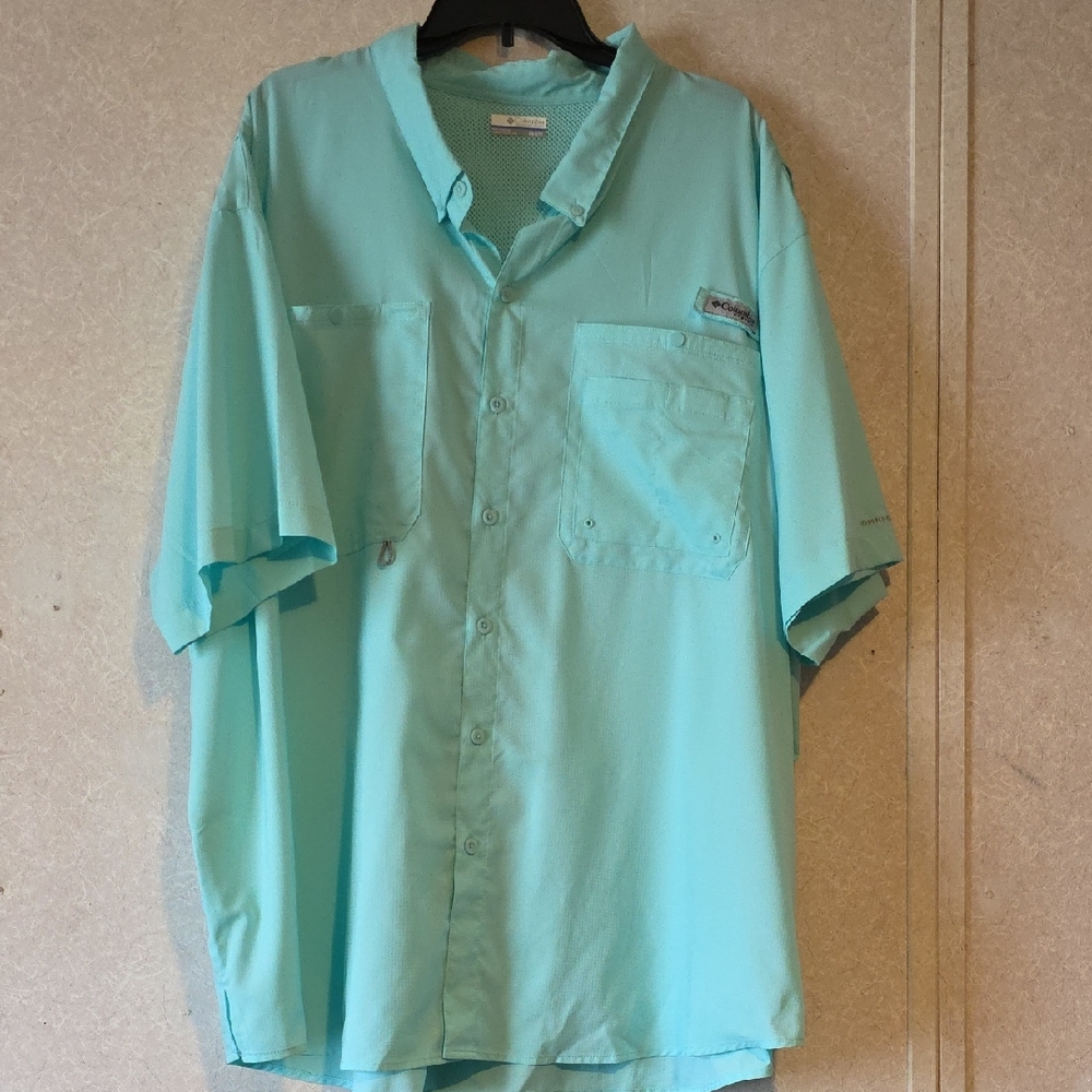 Columbia Men's Light Blue Casual Button Down Shirt
